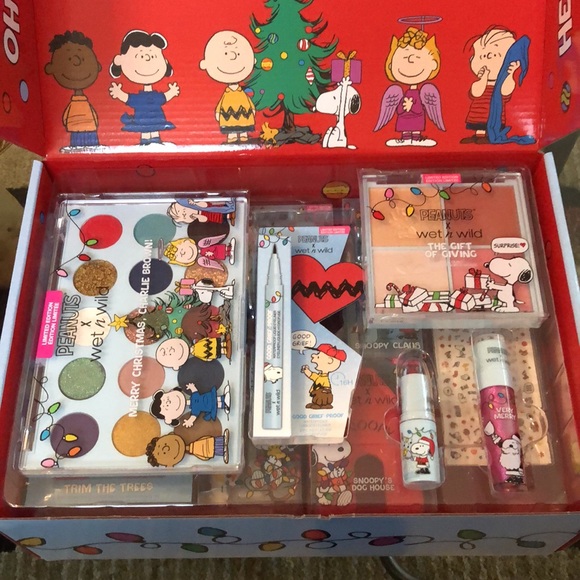 New Wet n Wild x Peanuts Holiday Vault Set - Picture 3 of 6